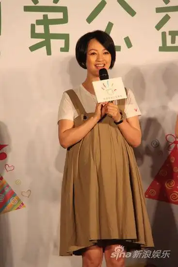 罗海琼带宝宝欢度六一 圆贫困儿童电影梦(组图)