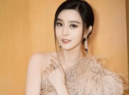 范冰冰是娱乐圈一代女王级别的女明星,她的五官非常符合中国人的审美