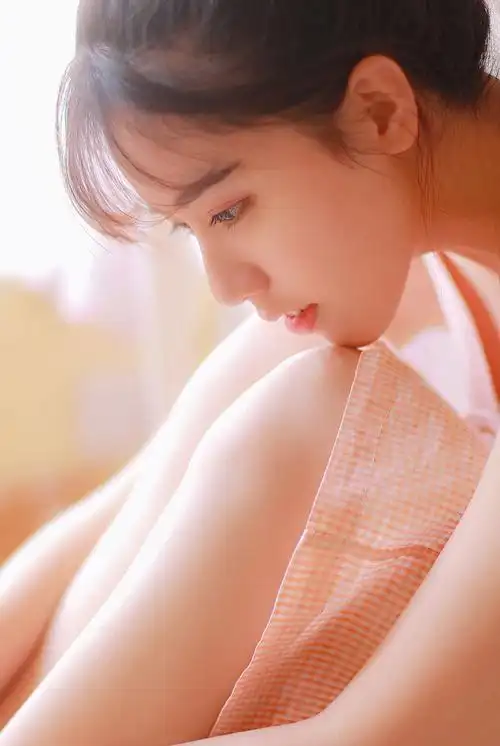 性感美女粉嫩吊带诱人养眼图片