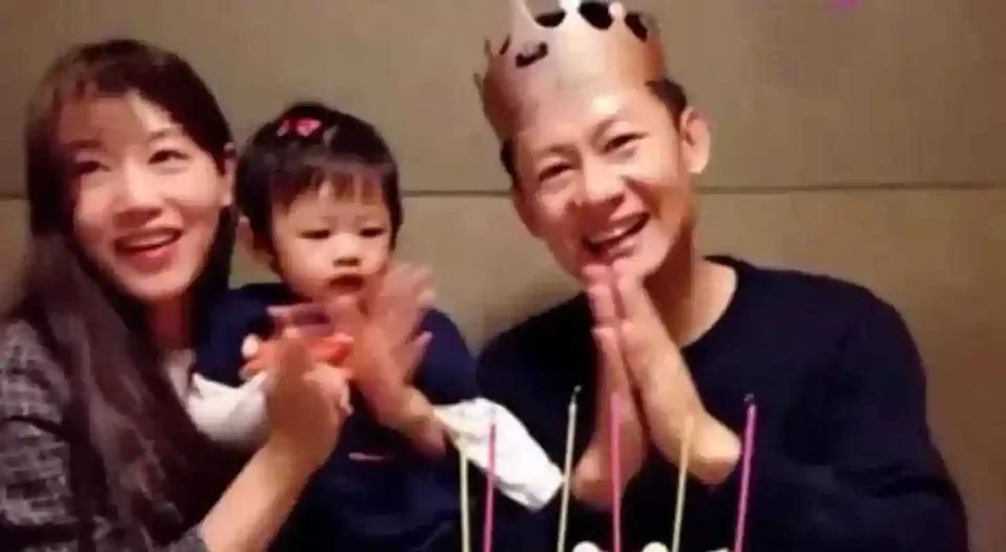 演员李健一家三口的"全家福",妻子黄佳慧圈外人,比李健小5岁是一位