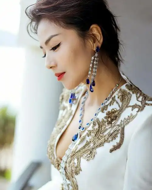 刘涛御姐也藏不住性感,极致深v呼之欲出,高叉下摆尽秀妩媚风情