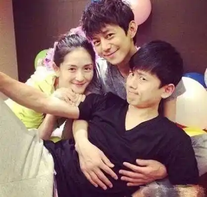 谢娜结婚,何炅是证婚人.