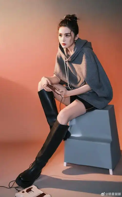 长腿少女古力娜扎春心萌动穿长靴录制综艺节目《我在你的未来吗》