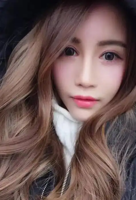 细长脸女孩子长头发无刘海发型自带光泽度的长发,修饰出女孩子的美度