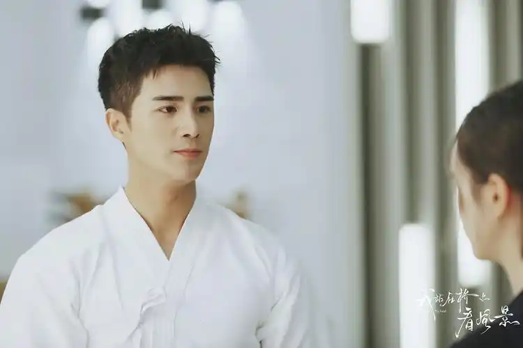 《我站在桥上看风景》昨晚正式登陆"青春进行时"周播剧场,剧中由姜潮