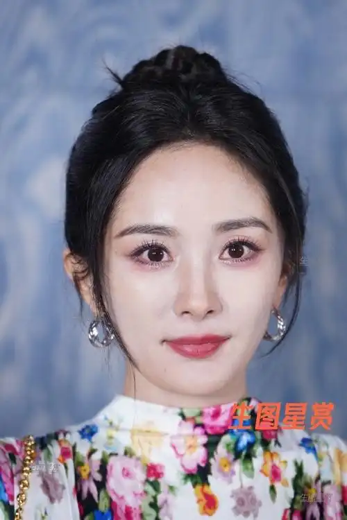 杨幂小水晚宴合照#杨幂的高清怼脸特写,皮肤纹路清晰可见,幂姐这面部