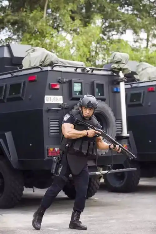 警服他叫:曲祖毅,是一位来自深圳的特警↓↓↓已经不是欧美人才有的