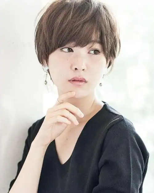 适合圆脸的短发发型女(剪短发的三个细节几八款发型)(11)