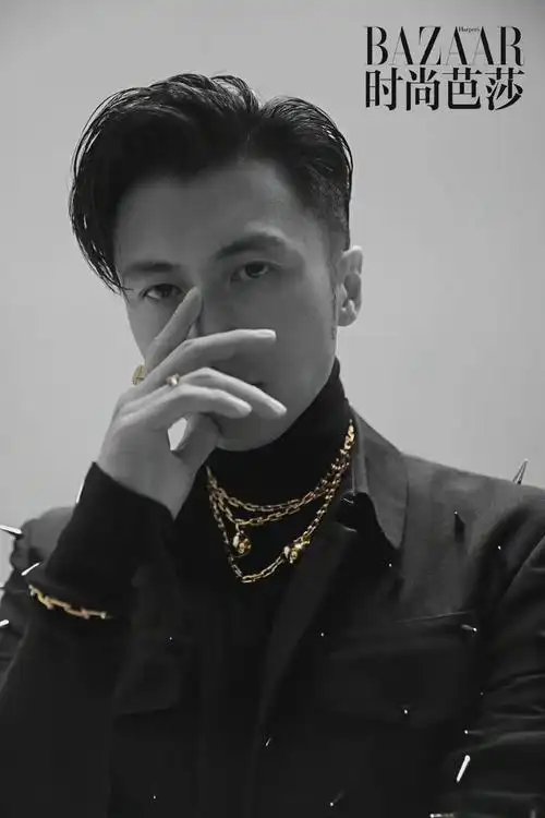 谢霆锋手拿小刀刮胡子,眼神迷离性感,荷尔蒙爆棚.