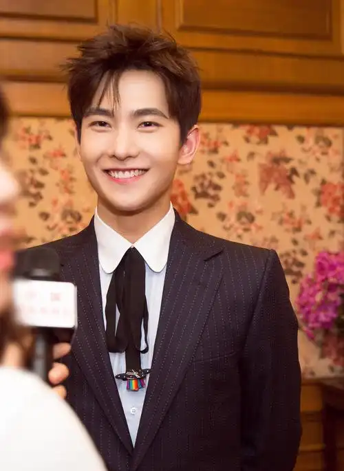 杨洋 高清 西装羊 这甜甜的笑容啊