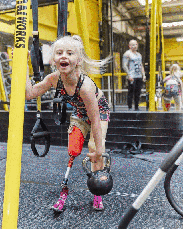 双腿截肢的9岁小模特登上了纽约时装周