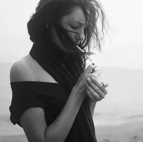 求女生抽烟的头像