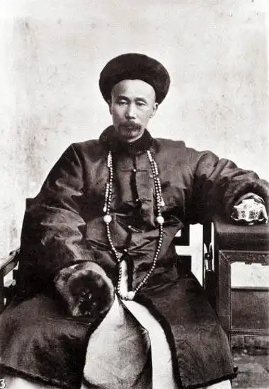 他大器晚成,妻子虽一脸麻子但贤惠过人,还把儿子培养成一代名臣