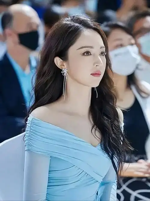 从照片中看,董璇打扮精致,梳起马尾辫,画着淡妆,皮肤皙白,微笑带在