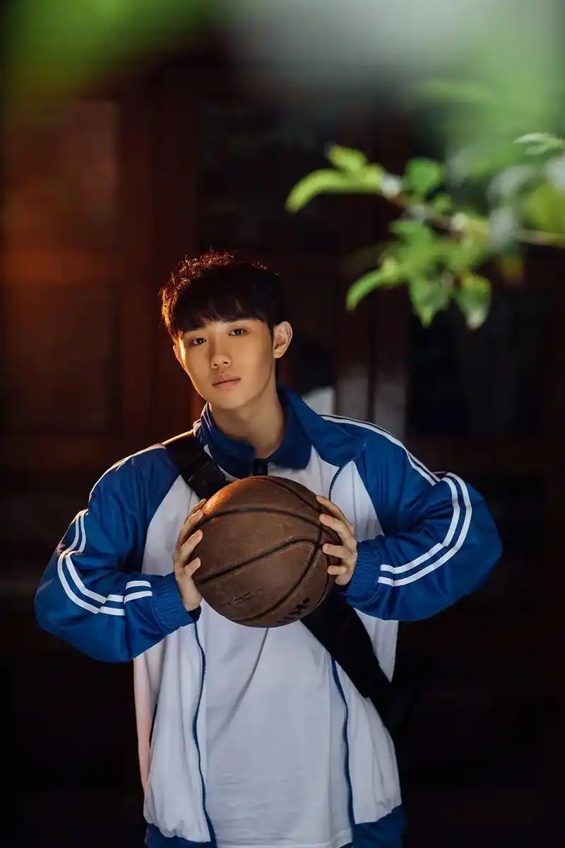 男生校服写真.墙角的海棠窥见了少年身上的光#男生写真 #少年 - 抖音