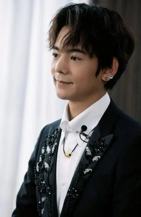 衬衣|英俊|发型|好身材_网易订阅