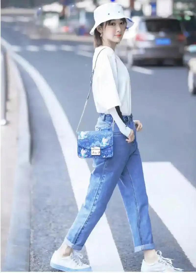 杨紫夏日日常教科书穿搭,简约而不简单,清新干净,靓丽,气质这方面也是