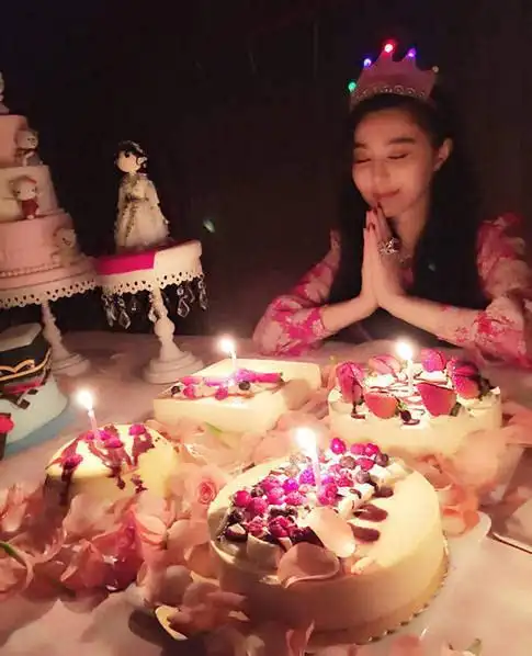范冰冰生日许愿.范冰冰和妈妈.范冰冰庆生派对照曝光 李晨献吻秀恩爱