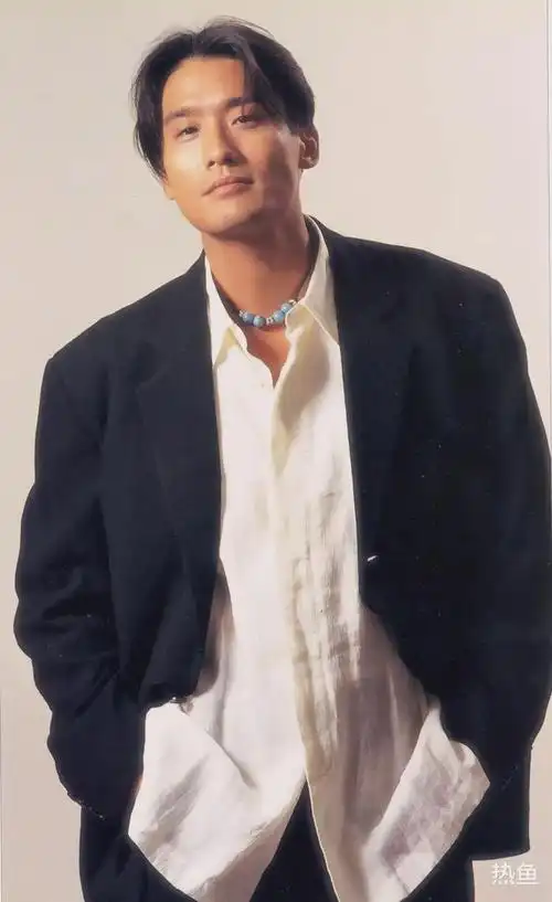 66岁梁家辉近照好沧桑,头发胡子斑白,脖子皱纹明显,笑起来慈祥