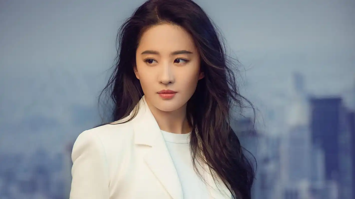 电脑壁纸 明星 大陆明星 气质女神刘亦菲白色西装优雅迷人写真