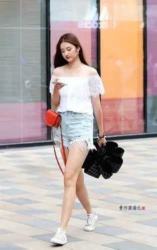 街拍:满街短裤时节,美女穿出不一样