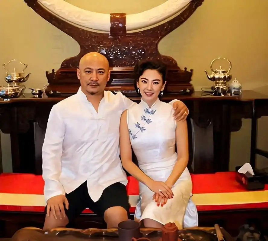 黄渤曾被她吻到羞涩,与导演同居12年遭抛弃,今47岁坐拥40亿资产