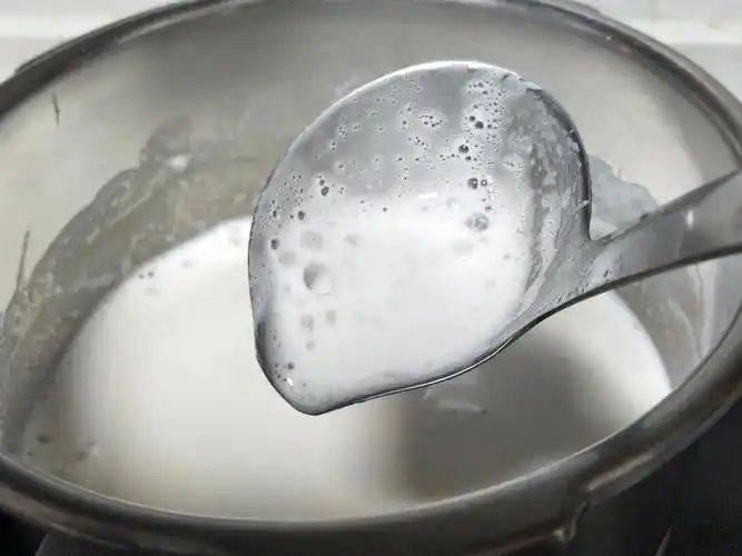 煮豆浆边煮边撇掉上面的沫沫,煮至豆浆三开.