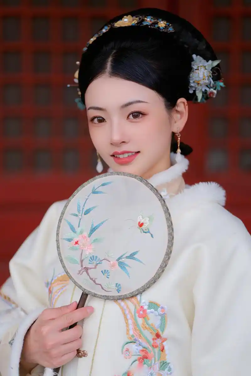 林津伊#  癸卯年五月初五记                 ——林 端半袭衫红墙里