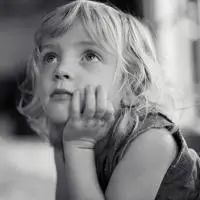 懂得让人越看越想看灰色调可爱外国小女孩头像图片大全