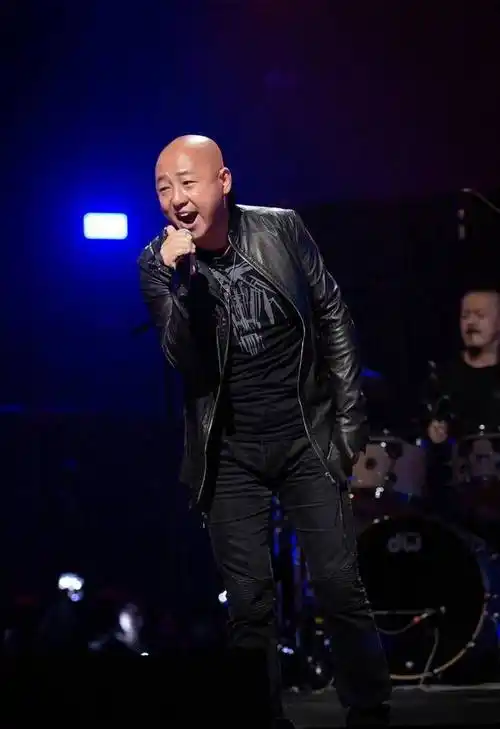 6年时间里,光头的周晓鸥带着4个长毛,穿梭于北京的各大夜场酒吧中