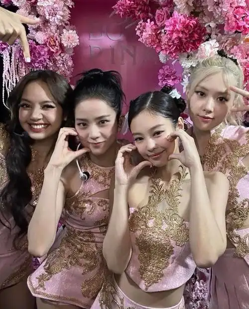 近期,blackpink四位成员均因恋爱传闻而上热搜,引爆网络,谈没谈恋爱小