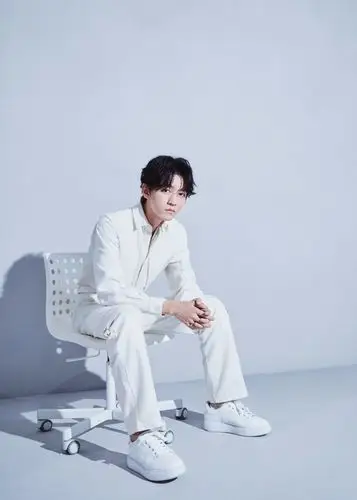 王俊凯白色工装帅气写真图片66