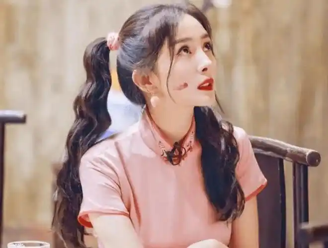 原创35岁的杨幂双马尾发型少女感十足粉色旗袍尽显好身材