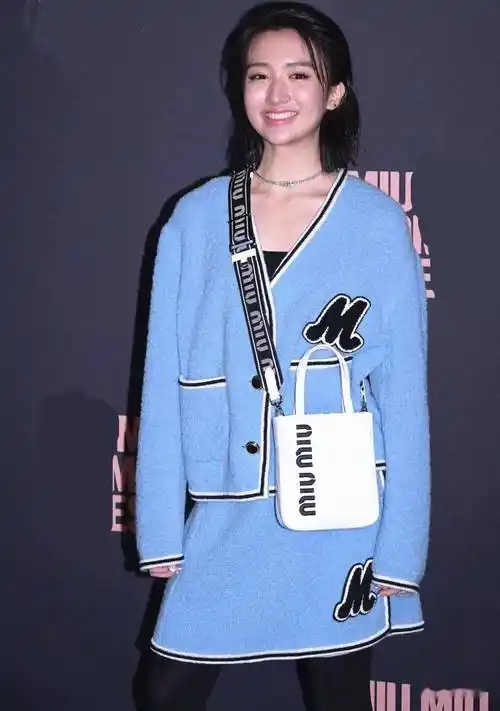 作为她的女儿,17岁的许恩怡很是甜美可人,难怪会受到