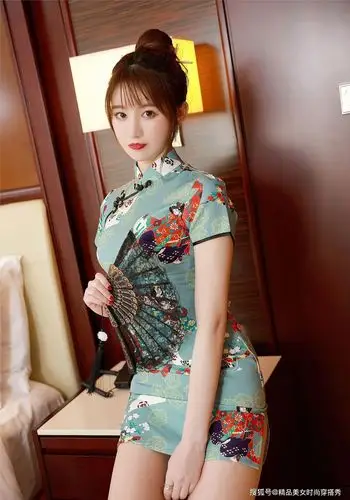 小姐姐身穿复古印花旗袍裙,尽显优雅迷人的精致女人味