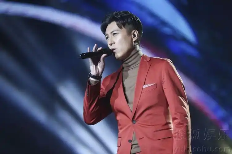 靳东发型萌萌哒.靳东帅气拉风.靳东唱歌好听!