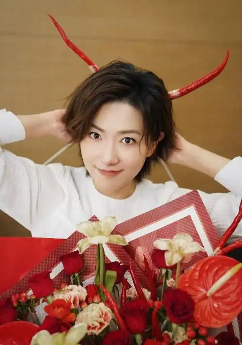 万茜庆祝女儿满6岁,感慨宝贝长得太快,小公主cos宇航员萌态百出|萌照