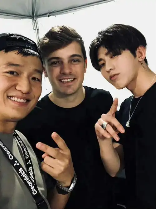 蔡徐坤最新合照