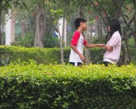 10岁小学生公园亲热