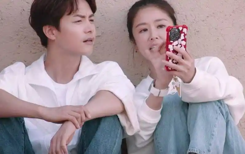 林心如公开晒6岁女儿的大眼睛,不会生二胎,感叹47岁老了生不出_孩子