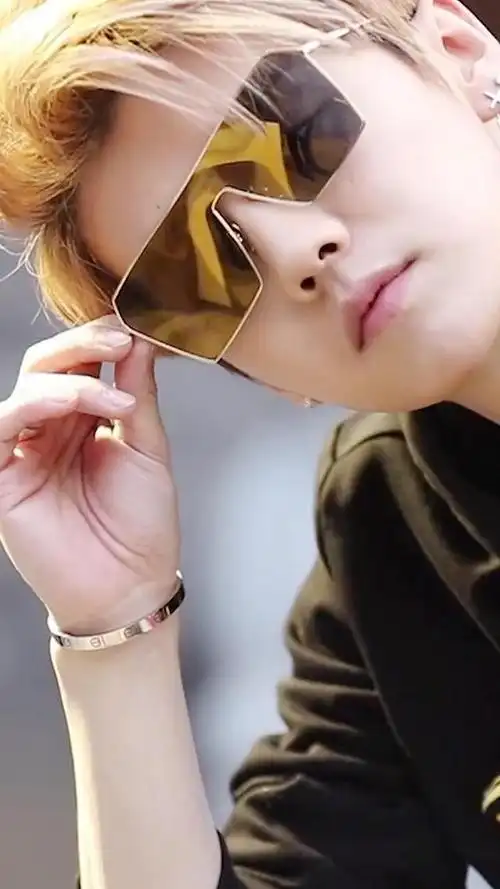 210410 时尚达人鹿晗教你怎样戴墨镜,实用又炫酷你学会了吗?