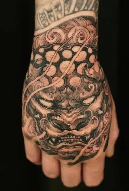 霸气男生写实风手背纹身图片5