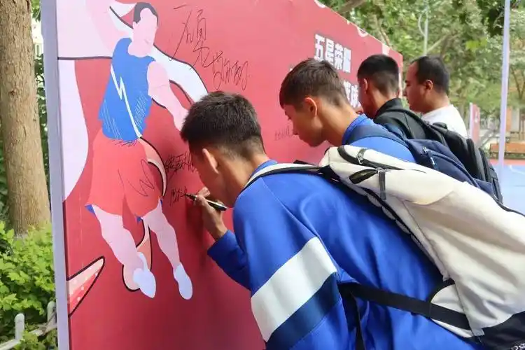 启动仪式结束后,来自叶城县第十八中学和叶城县第十中学两支队伍,进行