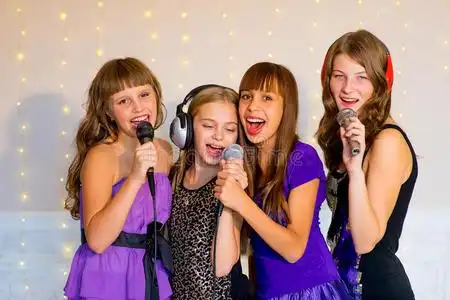 快乐唱歌的女孩图片