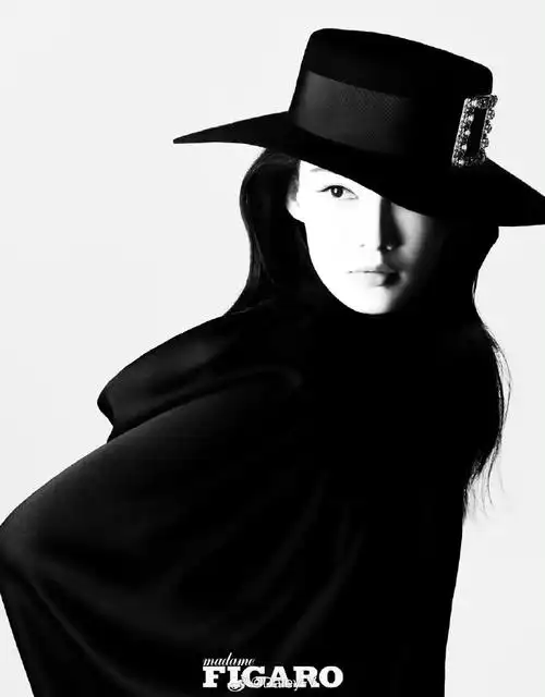 李沁登上《madame figaro世界》 7月刊封面!