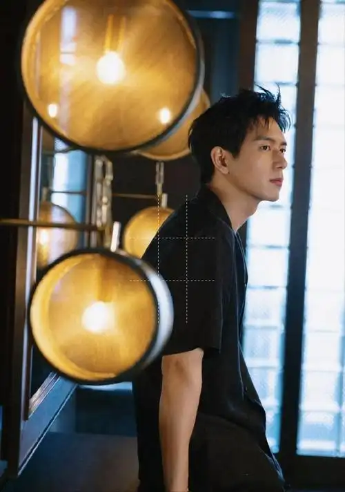 今日,李现作为范思哲全球香水代言人亮相上海品牌活动现场,一身黑色的