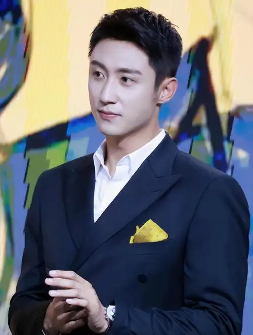 最近一段时间,黄景瑜一直被挂在热搜上,因为他的感情再次受到关注.