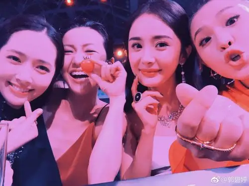 杨幂闺蜜照时代姐妹花关系是真好