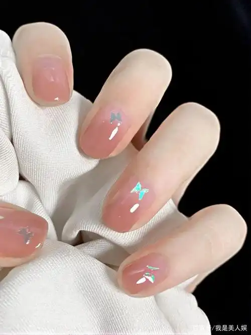 2021年新年必备的美甲款式,清新脱俗不撞款,高级时尚