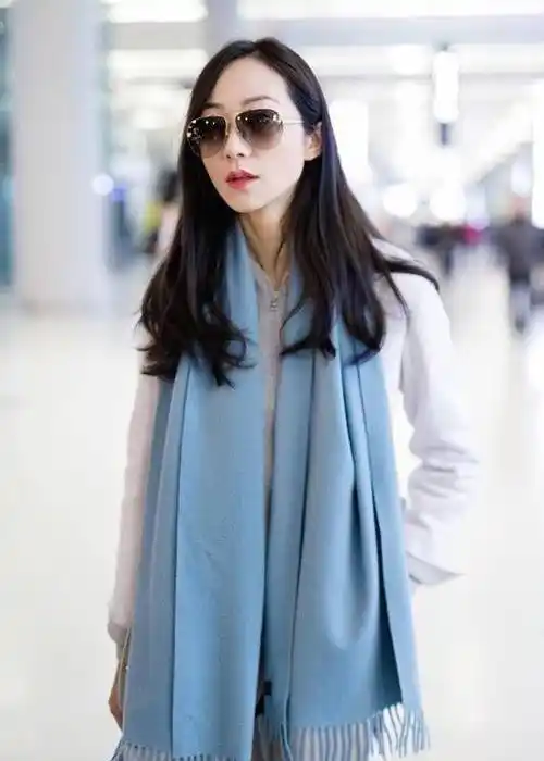 35岁韩雪现身机场,一身装扮御姐范儿十足,却不忘吐舌卖萌!